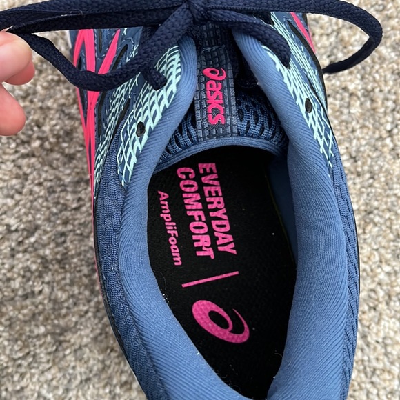 ASICS running shoes - Picture 4 of 6